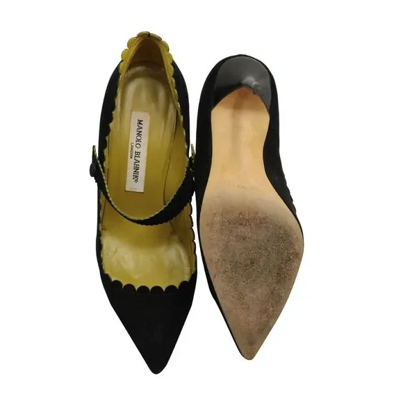 Manolo Blahnik Scallop-accent Pumps in Black Suede - Picture 5 of 7